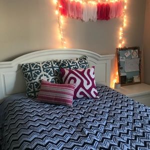 VS PINK Bedspread in Purple and Chevron FULL